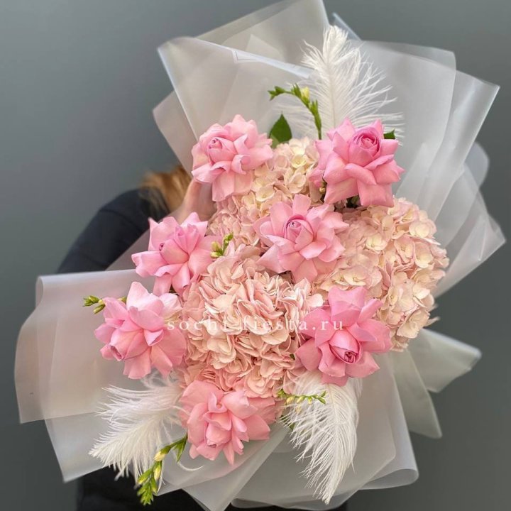  Букет  из гортензий и розовых роз в Уфе