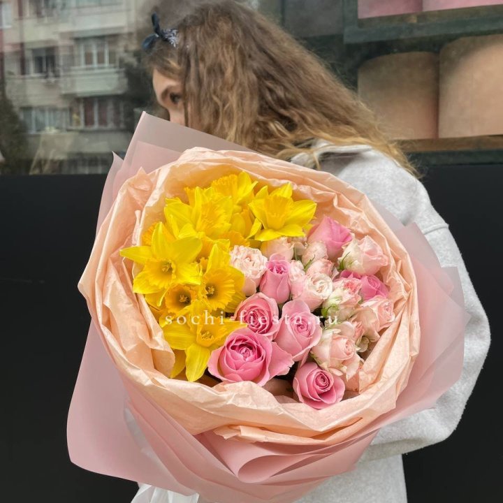 Букет роз и нарциссов в Уфе