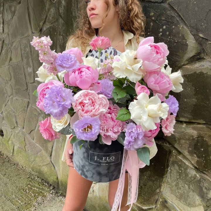 Дизайнерский цилиндр с пионами в Уфе