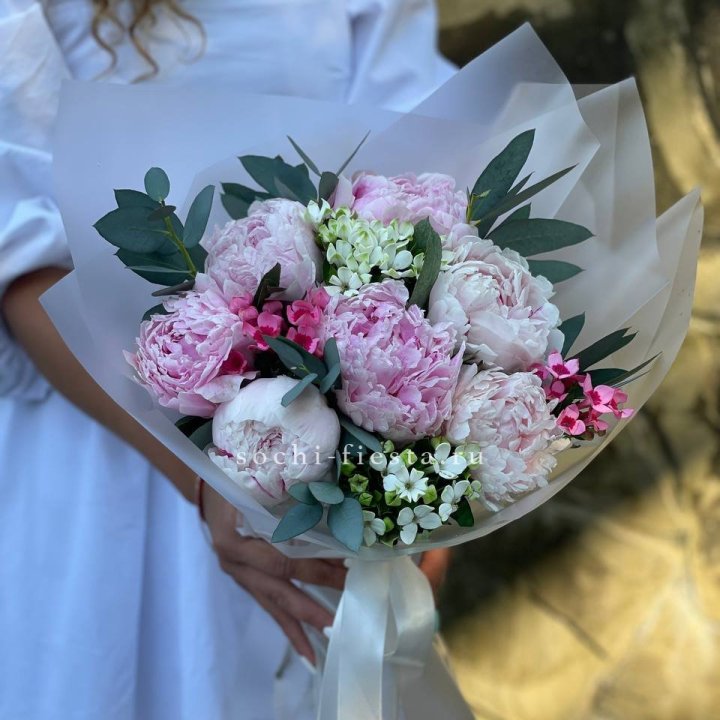 7 зефирных пионов с эвкалиптом в Уфе