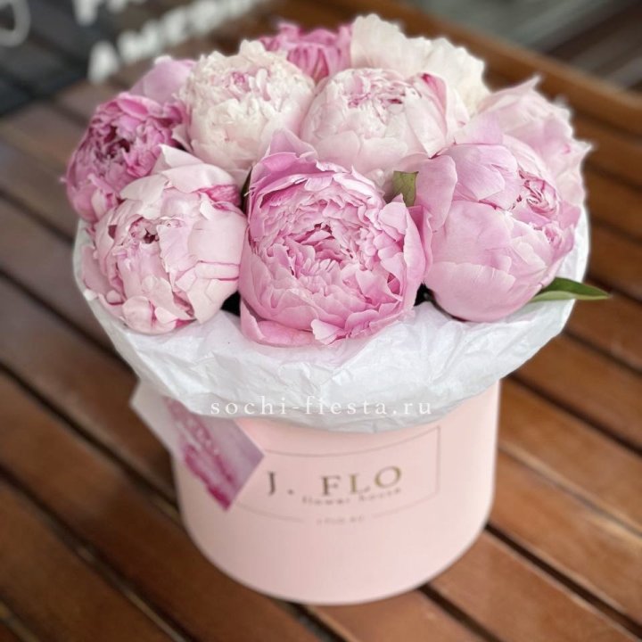 Цилиндр с пионами "Лилу" в Уфе