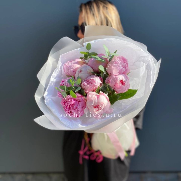 9 пионов с эвкалиптом в Уфе