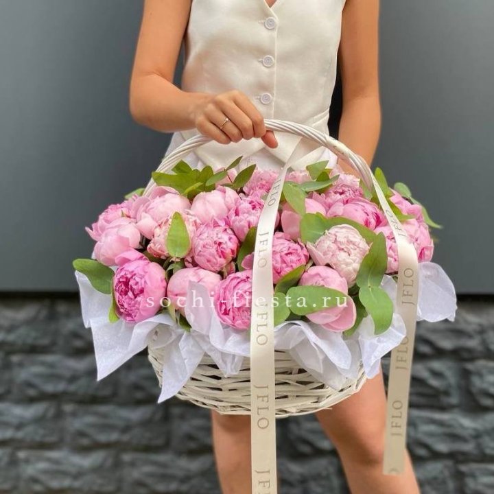 29 пионов в корзине в Уфе