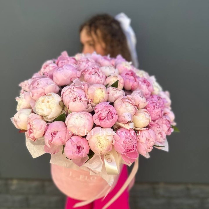 51 нежных пионов  в цилиндре в Уфе