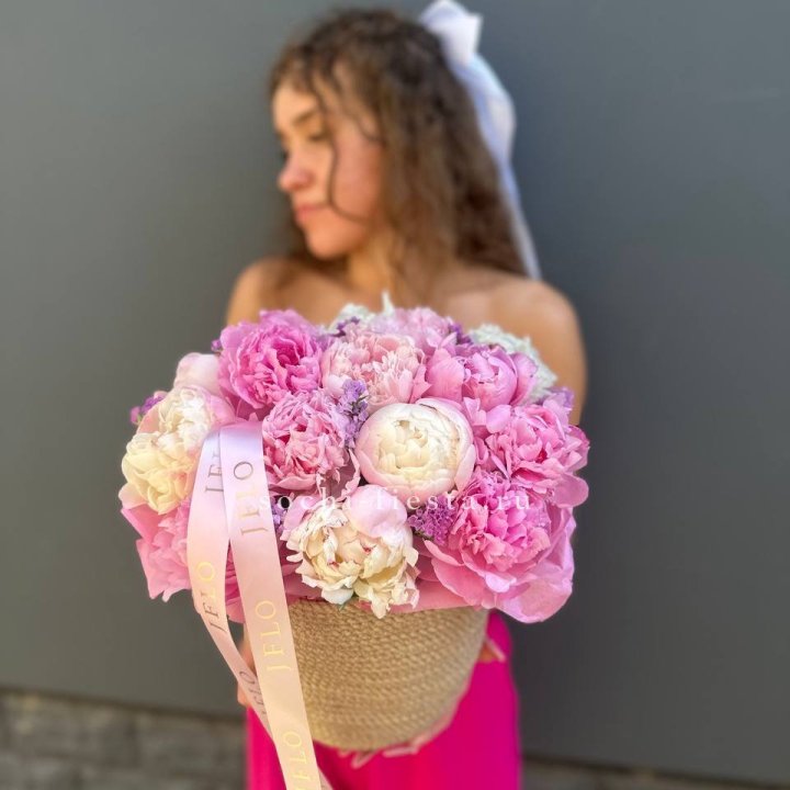 15 пионов в джутовом кашпо в Уфе