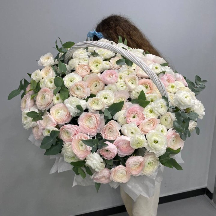 Ранункулюсы в корзине в Уфе