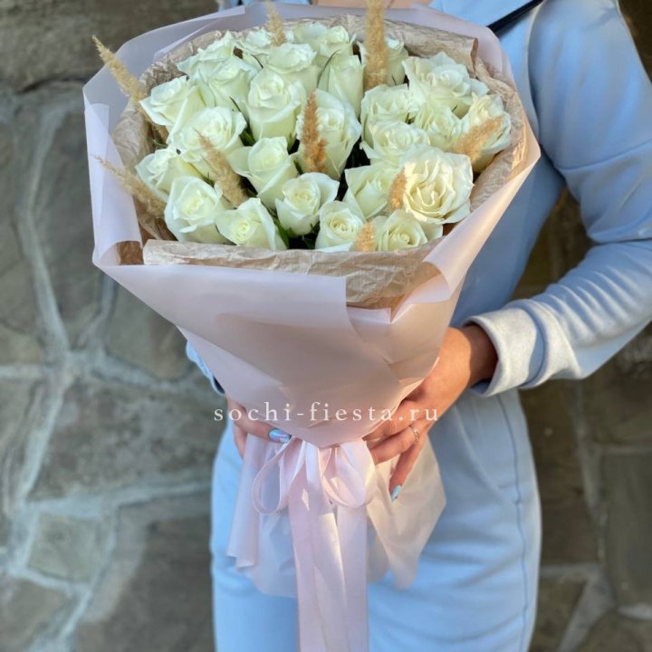 25 белых роз с сухоцветами в Уфе