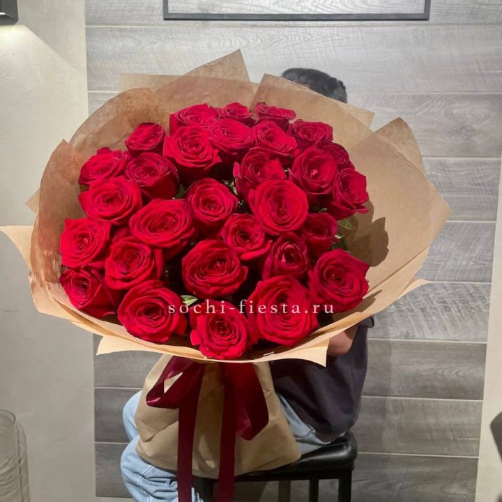 37 красных роз в крафте в Уфе