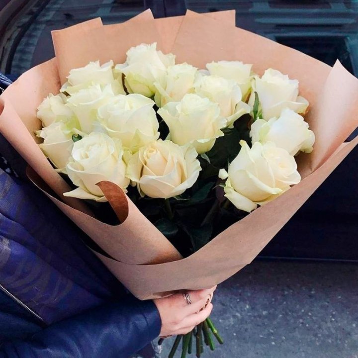 15 белых роз "Крафт" в Уфе
