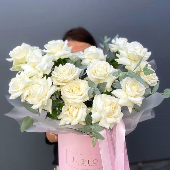 17 Французских белых роз в боксе в Уфе