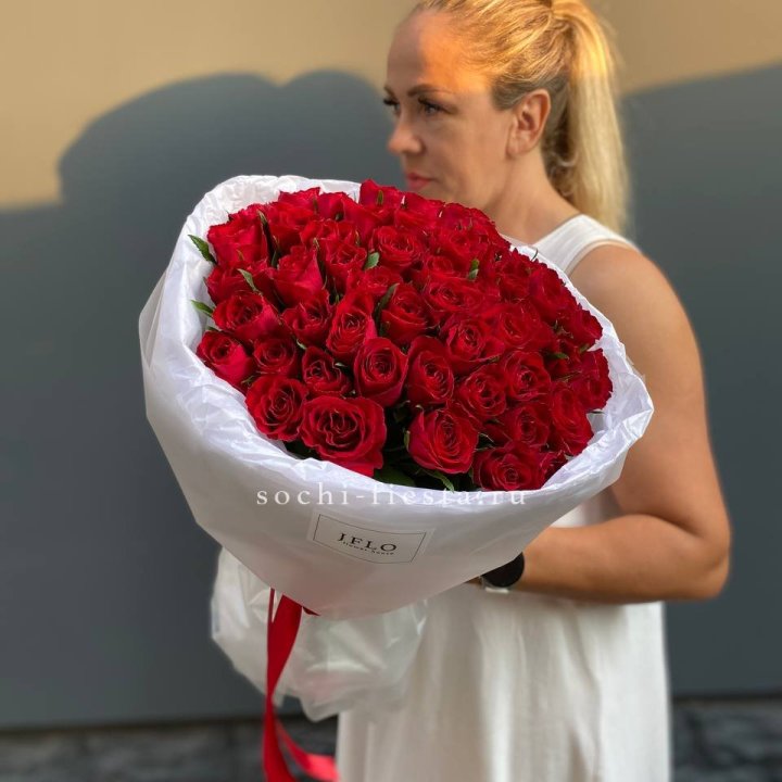 51 роза мадам ред в нежном оформлении в Уфе