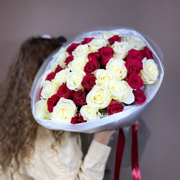 Букет из красных белых 45 роз в Уфе