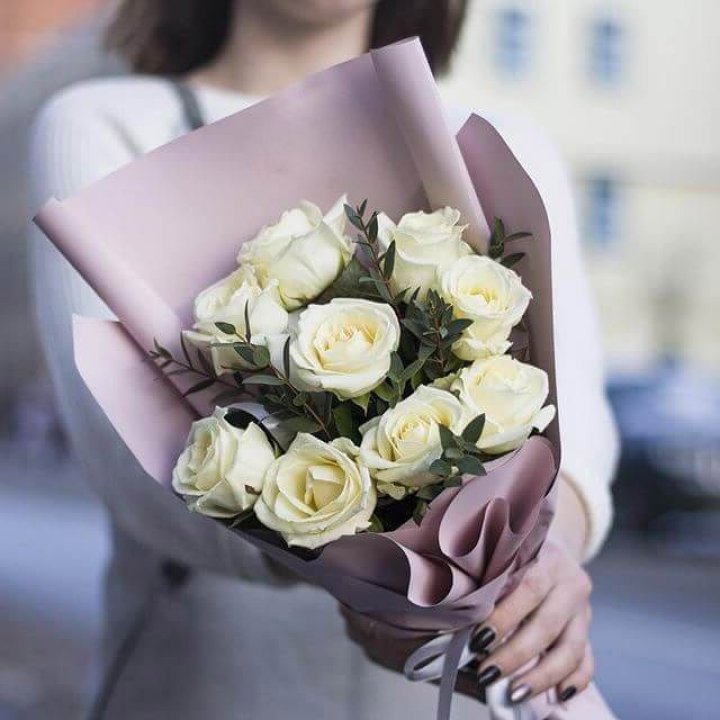9 белых  роз "Минт" в Уфе