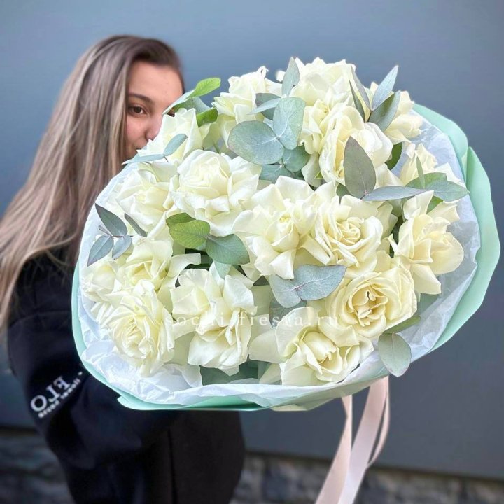 19 Белых французских роз "Ноте бьянке" в Уфе