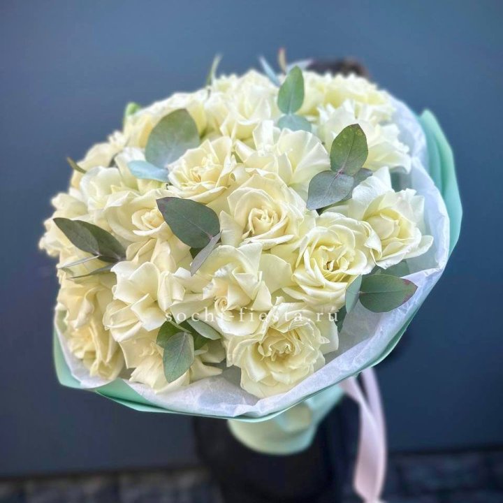 25 Белых французских роз "Ноте бьянка" в Уфе