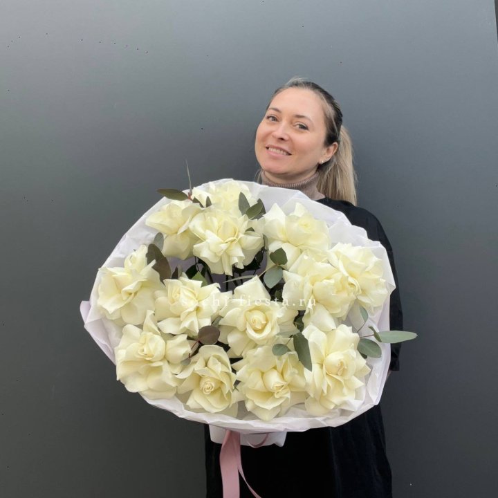 13 Белых французских роз Облако в Уфе