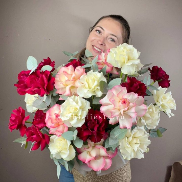 35 французских роз микс в джутовом боксе в Уфе