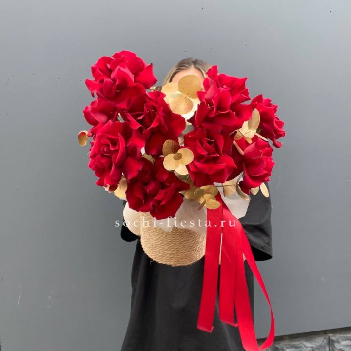 Красные французские розы в джутовом кашпо в Уфе