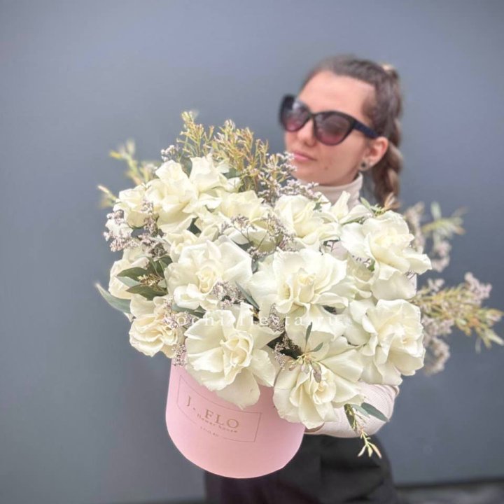 17 Французских белых роз в коробке Афина в Уфе