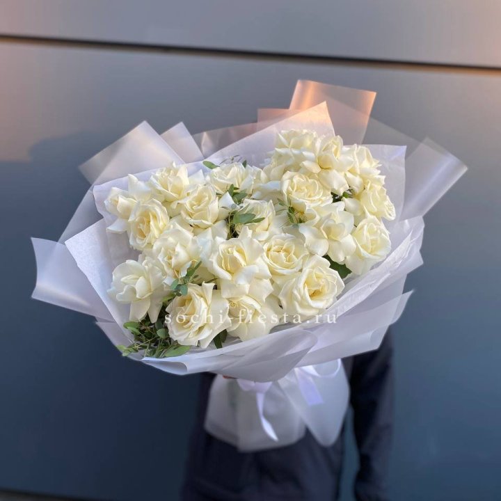 Пышный букет из белых роз в Уфе