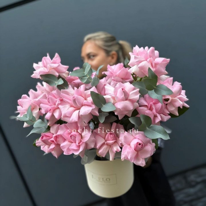 17 Розовых французских роз в боксе в Уфе