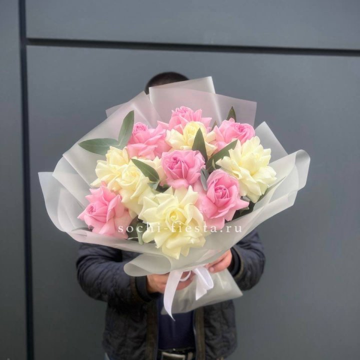 11 бело-розовых роз в Уфе