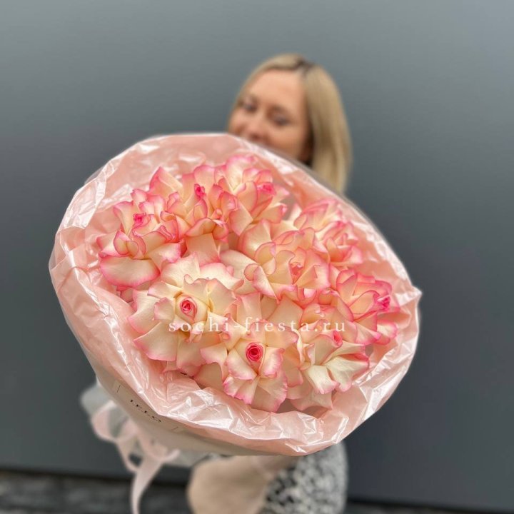 9 французских роз Джумилия в нежном оформлении в Уфе