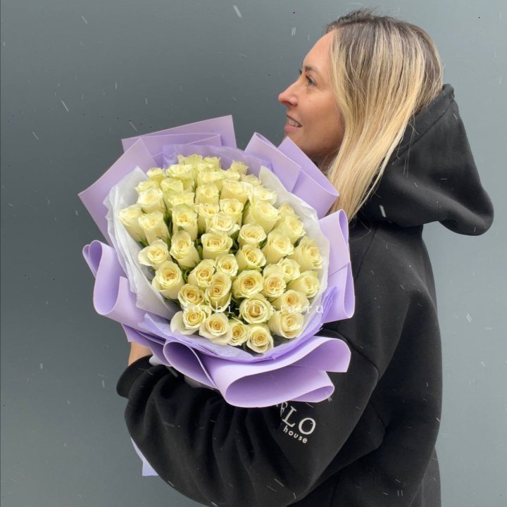 51 белая кенийская роза в оформлении в Уфе