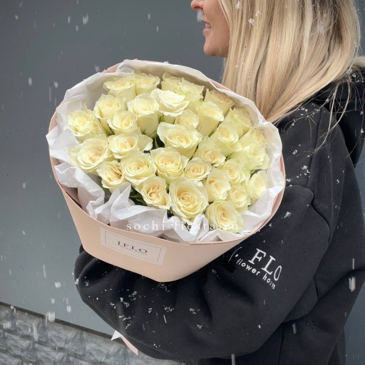 31 белая роза в оформлении в Уфе