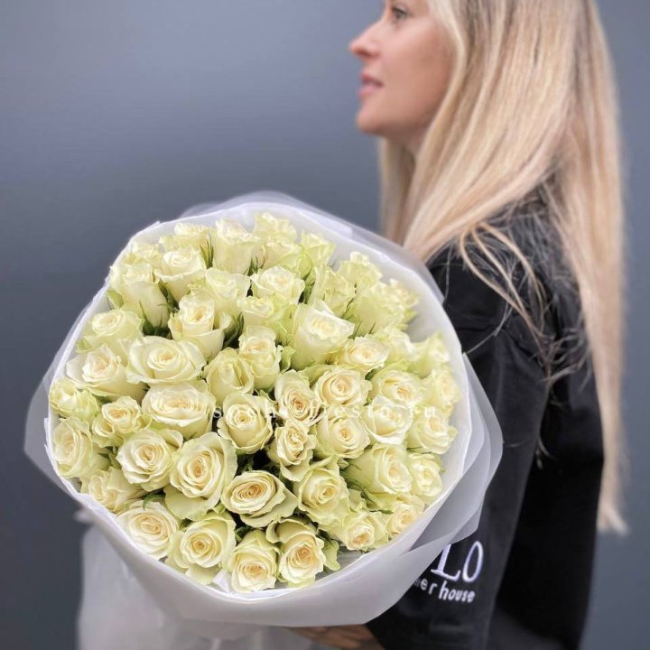 Воздушный букет из 51 белой кенийской розы в Уфе