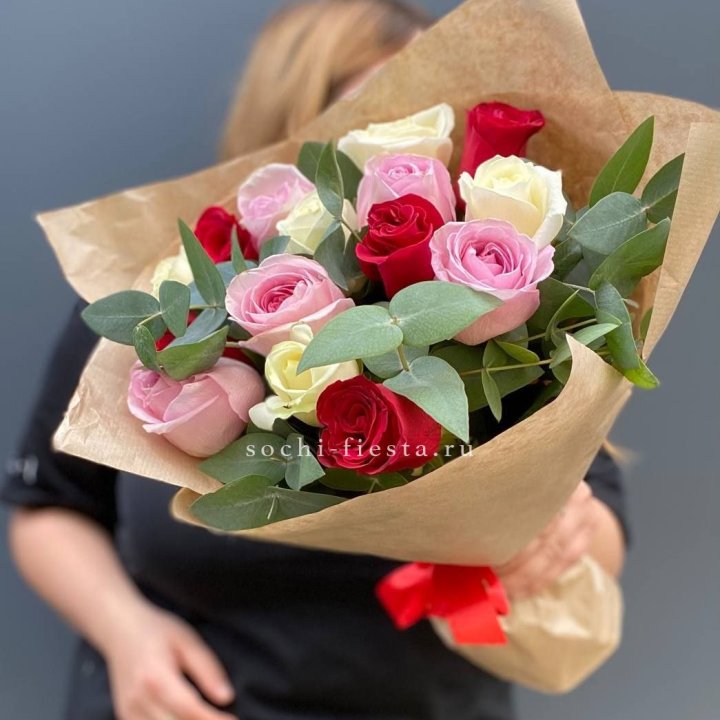 Букет из 15 роз с эвкалиптом в Уфе