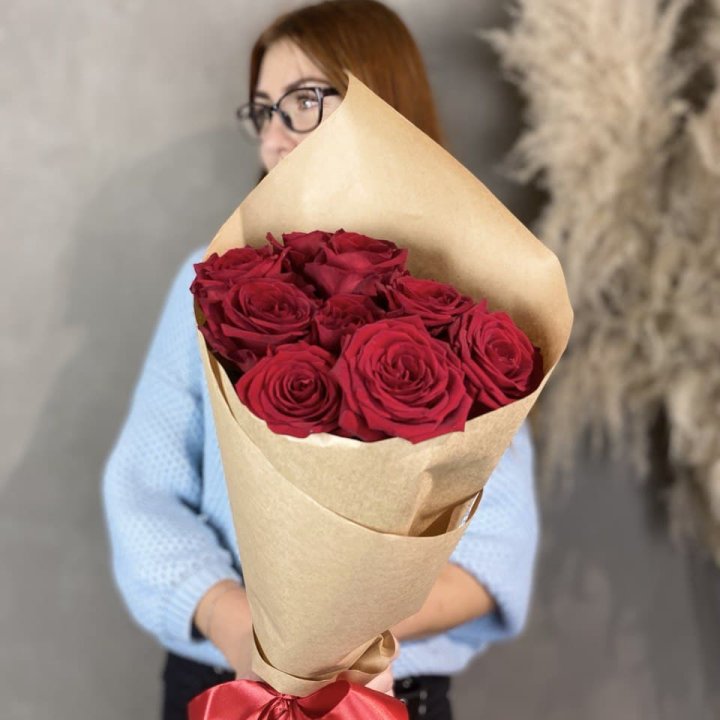 9 красных роз в крафте в Уфе