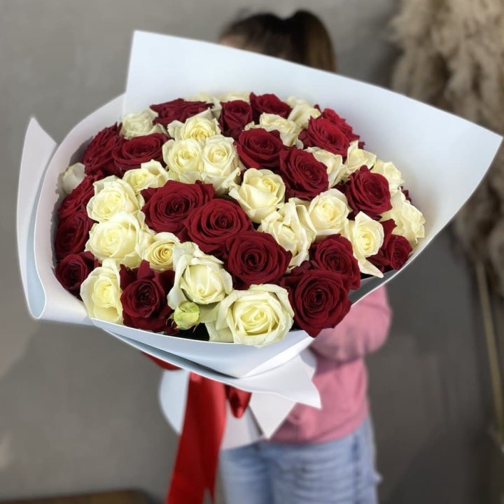 51 красная и белая роза в Уфе