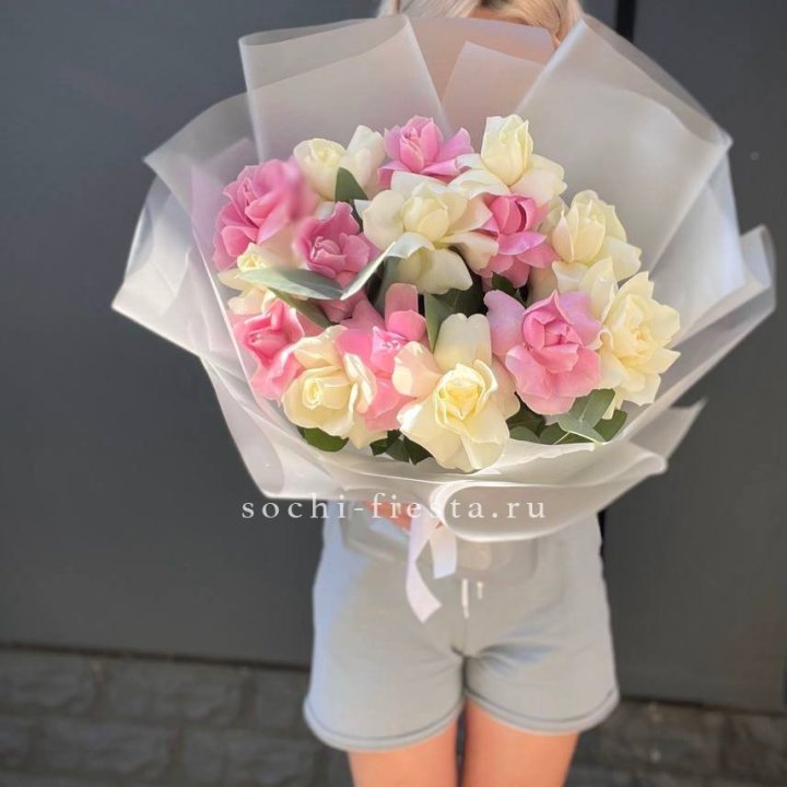 15 бело-розовых роз в Уфе
