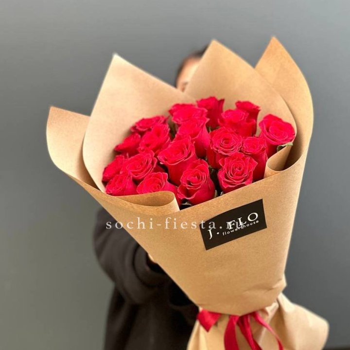 19 красных роз в крафте в Уфе