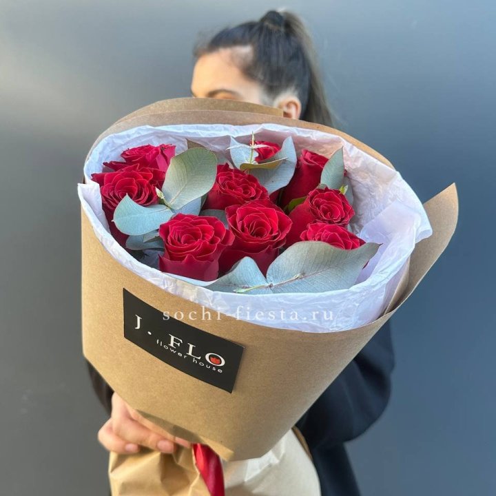 9 роз с эвкалиптом в Уфе
