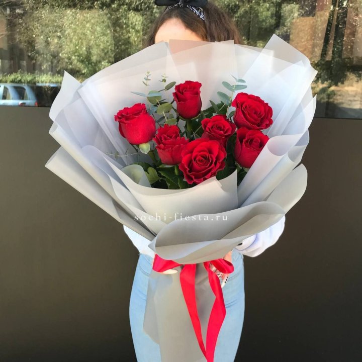 7 красных роз с эвкалиптом  в Уфе