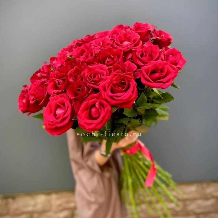51 высокая красная роза в Уфе