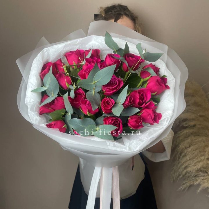 25 малиновых роз с эвкалиптом в Уфе