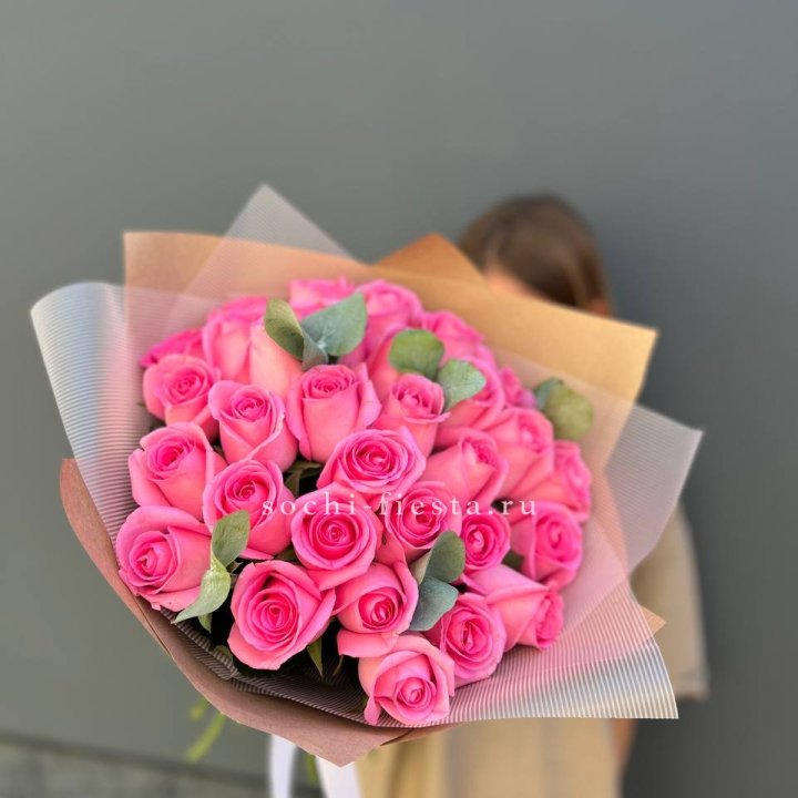 31 розовая роза с эвкалиптом в Уфе