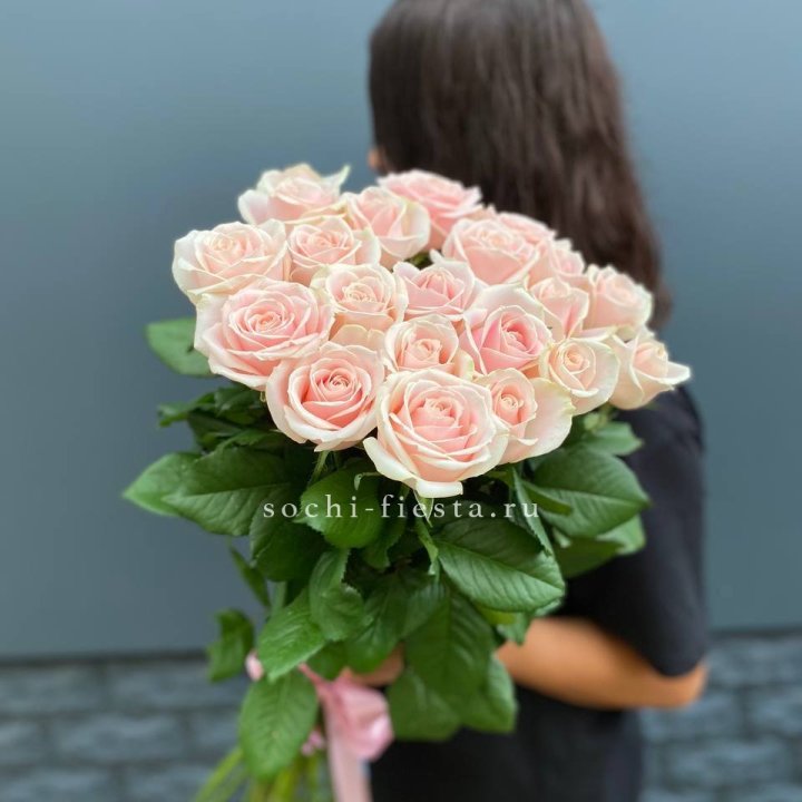 Высокие розовые розы в Уфе