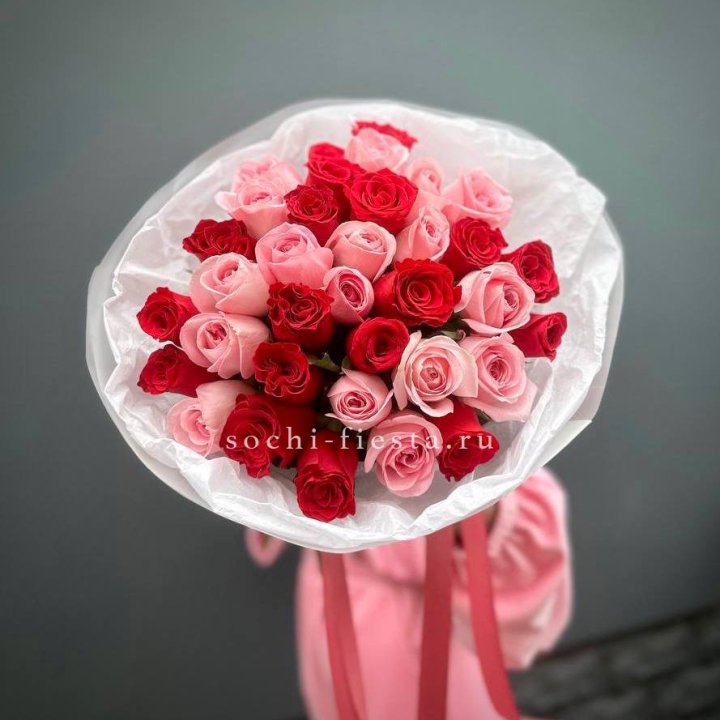 Букет красных и розовых 35 роз в Уфе
