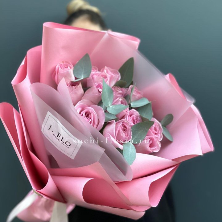 15 Розовых роз с эвкалиптом в Уфе
