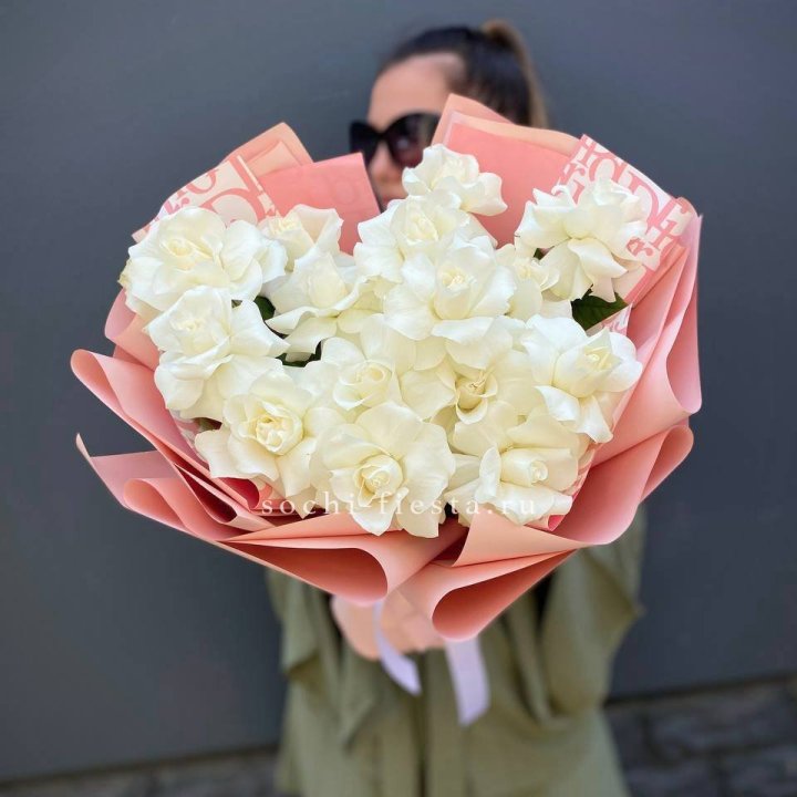 Белые розы "Аморе" в Уфе