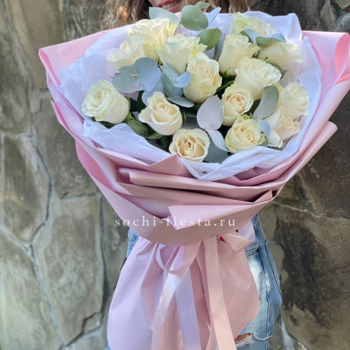 Белые розы в авторском оформлении в Уфе