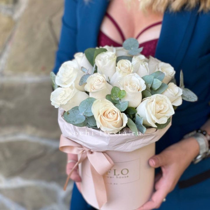 Цилиндр из белых роз в Уфе