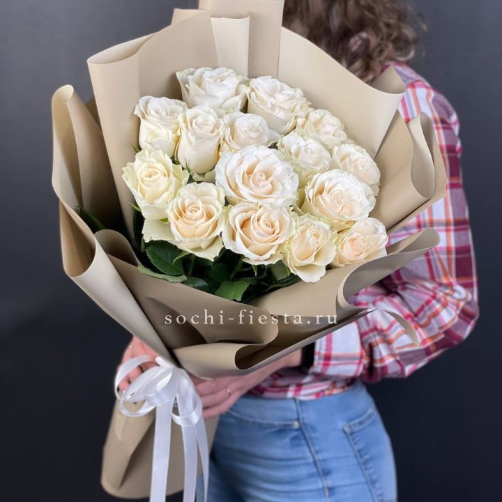 15 белых роз кофе в Уфе