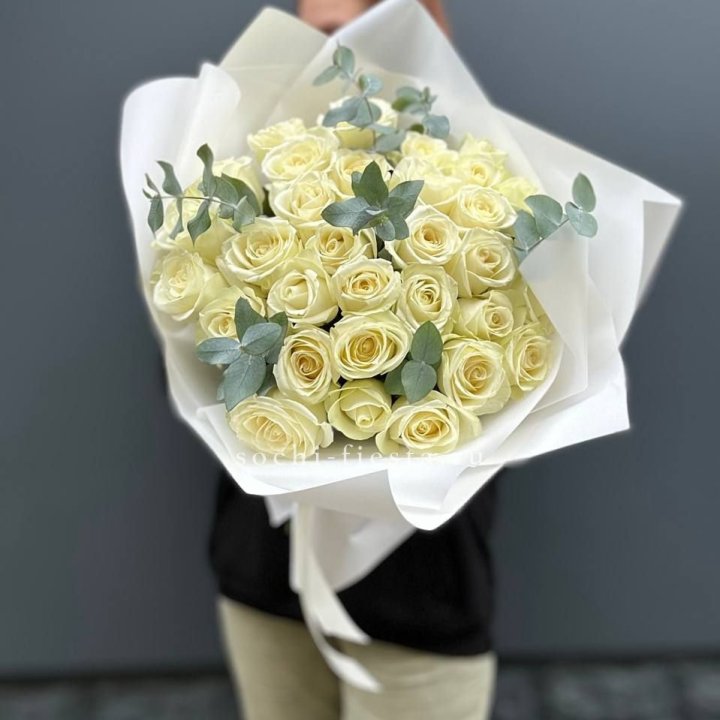31 белая роза с эвкалиптом в Уфе