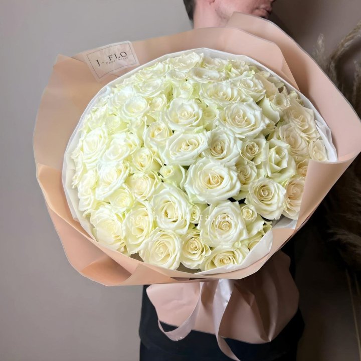 51 белая  роза в оформлении в Уфе