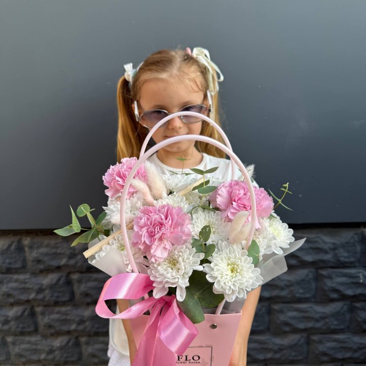 Сумочка из стойких хризантем и диантуса в Уфе